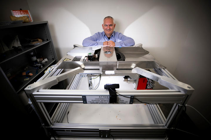 Brent Seales at a machine in his lab