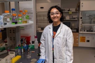 Beckman Scholar Hena Kachroo is researching biochemical approaches to address challenges of sustainable energy. Jeremy Blackburn | Research Communications.