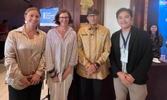 McNely, left, UK professor Betsy Farris Minister of Tourism Sandiaga Uno and former student Ritchie Indra. 