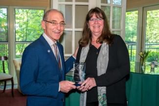Beth Rous accepting the award from President Capilouto.