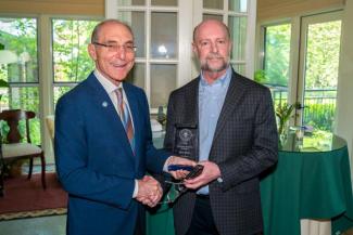 Mark Peffley accepting the award from President Capilouto.