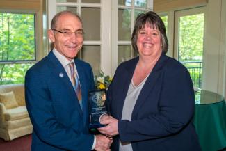 Patricia Rippetoe Freeman accepting the award from President Capilouto.