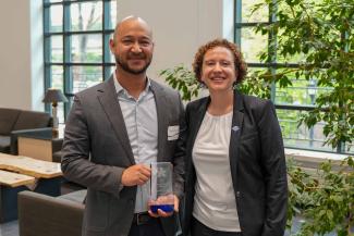 Rajeev Darolia accepting the University Research Professor award from UK President Eli Capilouto.