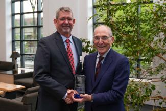 Daniel K. Howe accepting the University Research Professor award from UK President Eli Capilouto.