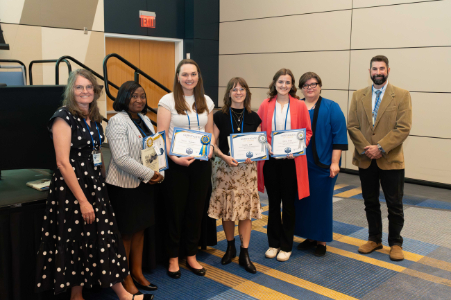 Presentation of Award. Pictured L-R: Dr. Erin Haynes, Olufunmilayo Babarinde (UL), Josiane Tessman (UK), Kimberly Cook (UK), Sydney Shafer (UK), Dr. Anna Hoover, Dr. Michael McGlue. Not pictured: Odianosen Ewah (UK)  |  Photo by Jeremy Blackburn | Research Communications